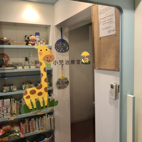 小児室の梅雨バージョンのドアの掲示物