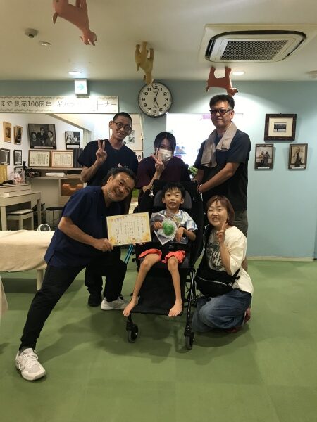 頑張ったで賞とプレゼントを持って集合写真