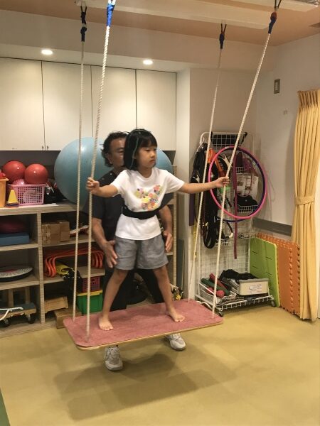 インフルエンザ脳症後遺症の宿泊集中施術のリセプター療法の様子