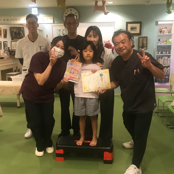 最終日の集合写真。がんばったで賞の賞状とプレゼントとともに。