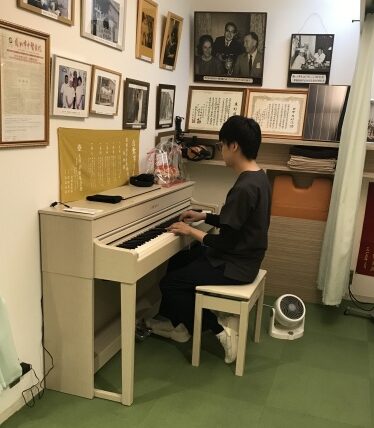 即興ピアノを弾いている写真